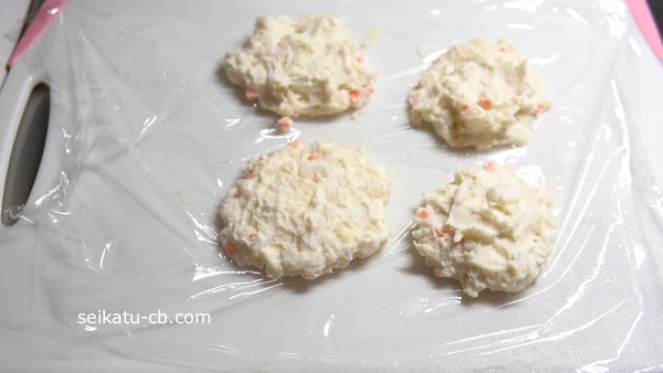 成型したチーズいももちの生地