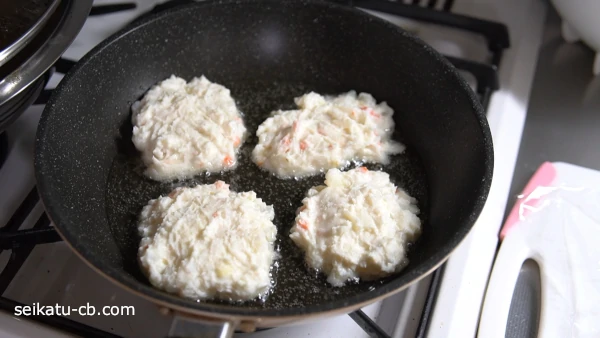 フライパンに油をひいてチーズいももちを焼く
