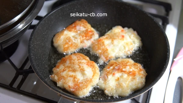 チーズいももちを返して両面焼き色がつくまで焼く