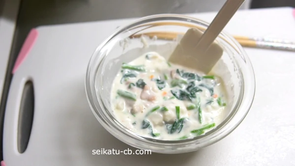 グラタンの材料にほうれん草と鶏もも肉を加えて混ぜる