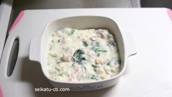 器にグラタンの具材を入れる