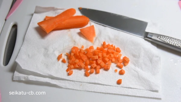 にんじんを賽の目切りにする