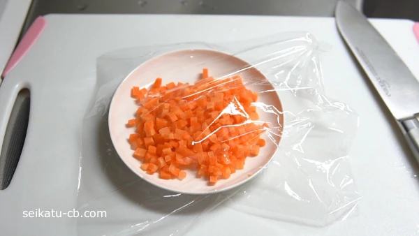 賽の目切りにしたにんじんをレンジで加熱する