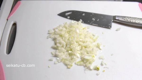 たまねぎをみじん切りにする