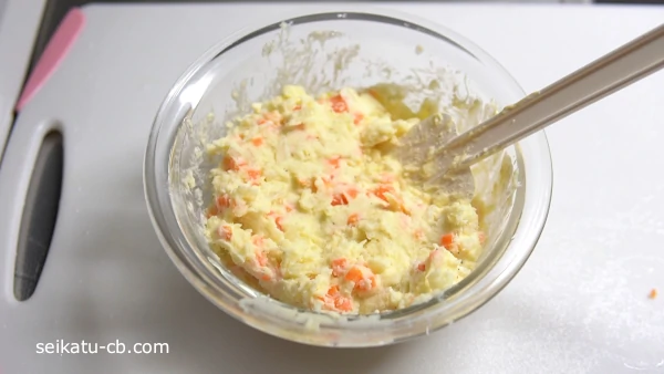 ボウルにマッシュポテトとニンジン、たまねぎとマヨネーズを入れて混ぜ合わせる