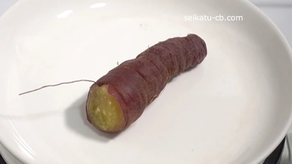 蒸し焼きにした毛穴の深くひげ根も太いさつまいもの細い先端