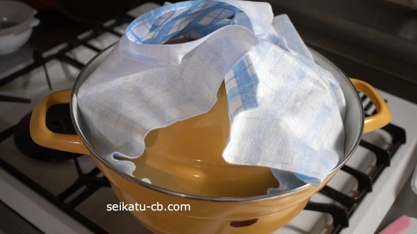 蓋をしてさつまいもを蒸し焼きにする