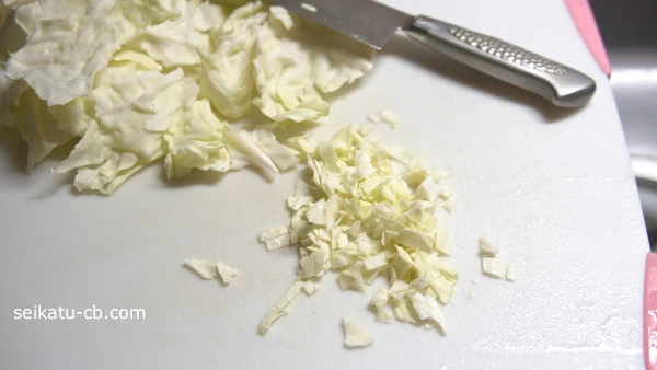 キャベツを0.8cm角にカット