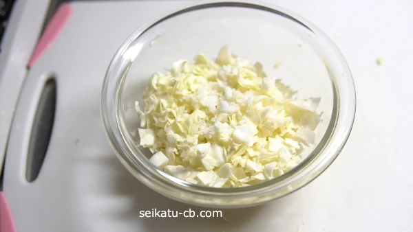 カットしたキャベツを塩もみする