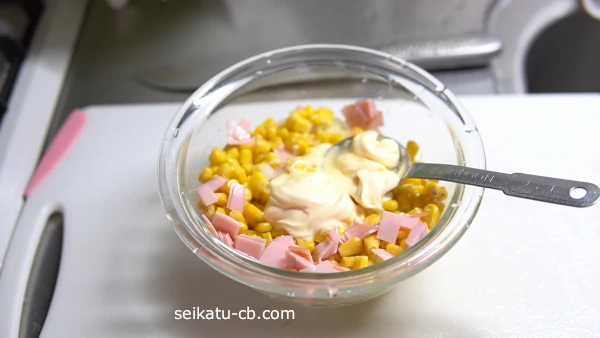 ボウルにコールスローの材料を入れて混ぜ合わせる