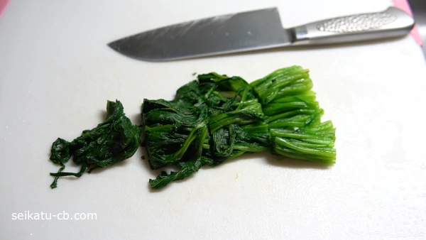 茹でたほうれん草を切り分ける