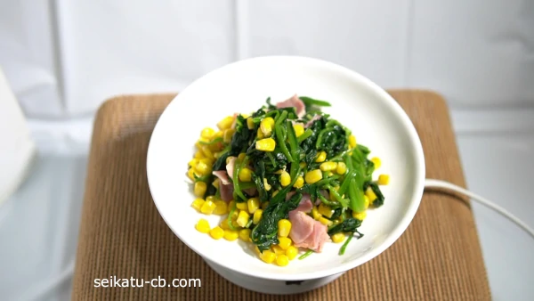 出来上がった業務スーパーの冷凍とうもろこしで作ったコーンとほうれん草のバター炒め
