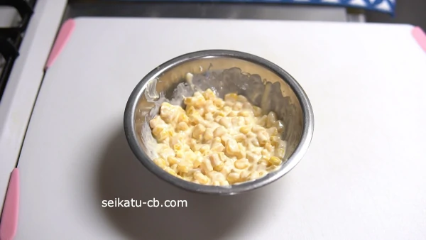 加熱した業務スーパーの冷凍とうもろこしとマヨネーズを混ぜ合わせる