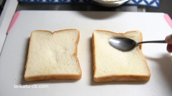 食パンの中央部分をスプーンでへこませる