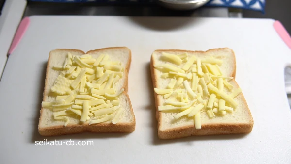 食パンにピザ用チーズをのせる
