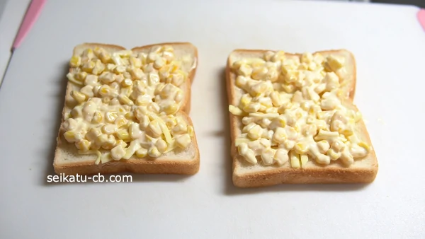 食パンにコーンマヨを乗せる