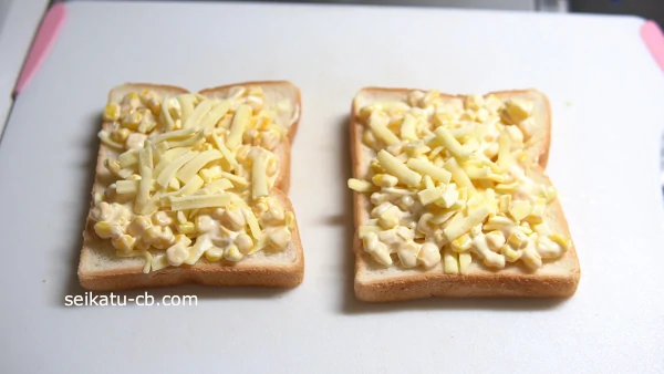食パンのコーンマヨの上にさらにチーズをのせる