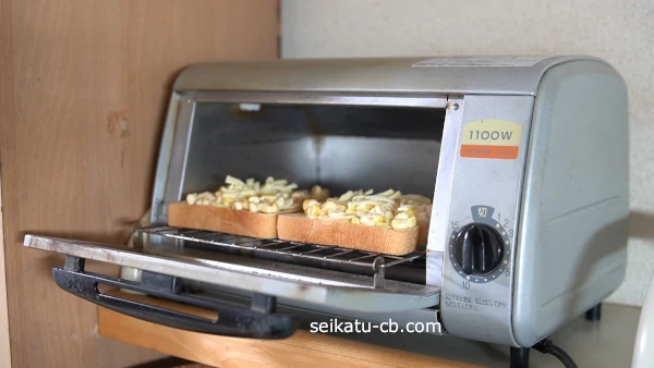具材を乗せた食パンをオーブントースターで焼く