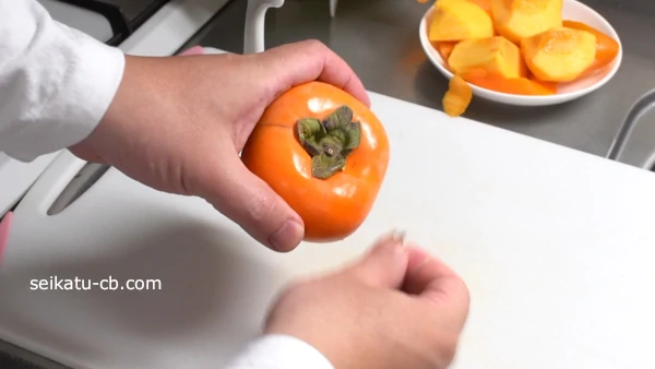 柿のへたを引きちぎる