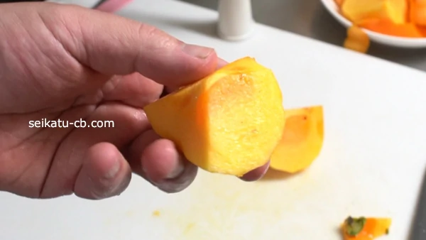 ピーラーで皮をむいて切り分けた柿