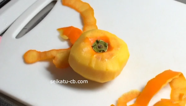 包丁で皮をむいた柿