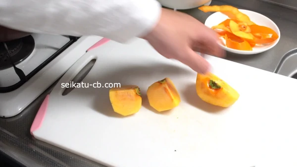 包丁で柿を食べやすい大きさにカットする
