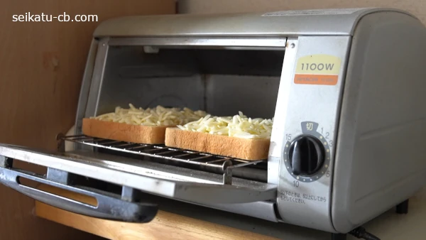 冷凍したピザ用チーズをパンに乗せてトースターで焼く