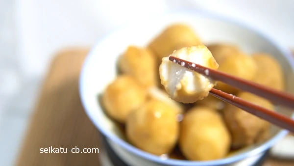 箸でつまんだ里芋の煮物