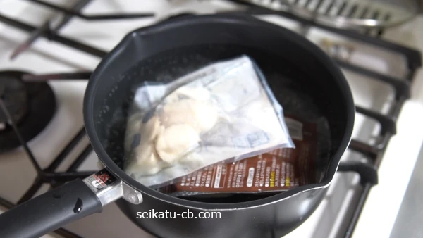 業務スーパーのさといもの煮物を湯せんする