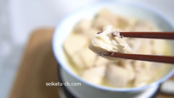 箸でつまんだ業務スーパーのさといもの煮物