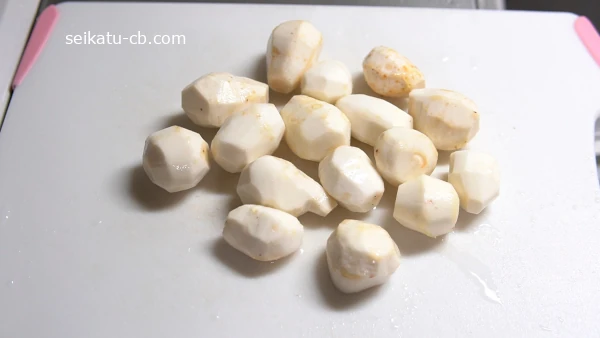 里芋の皮をむく