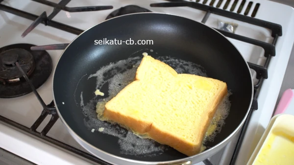 ¥Õ¥é¥¤¥Ñ¥ó¤ËÄ´Ì£±Õ¤Ë¿»¤±¤Æ¤¤¤¿¿©¥Ñ¥ó¤òÆþ¤ì¤Æ¾Æ¤¯