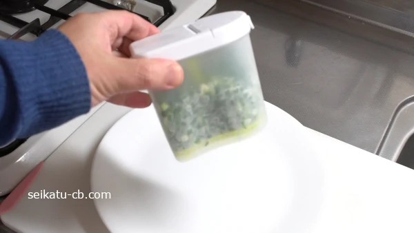 冷凍の刻みねぎ入りのシャカシャカねぎポットをシャカシャカ振る