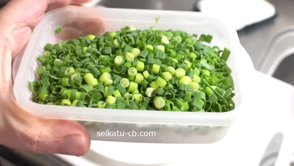 冷凍して固まった刻みねぎ