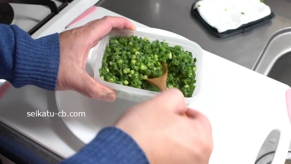 固まった刻みねぎをスプーンでほぐしてパラパラに