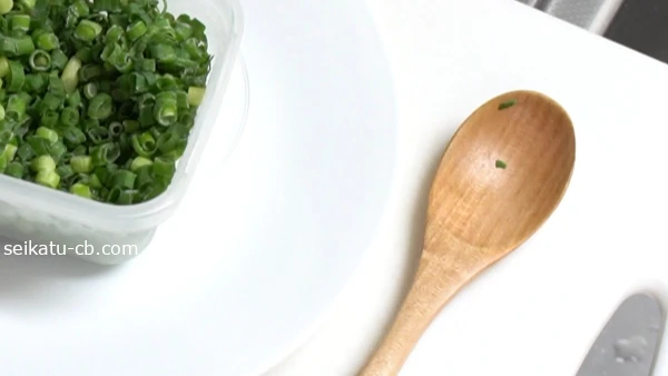 ほぐしたスプーンにも冷凍刻みねぎがほとんどついていない