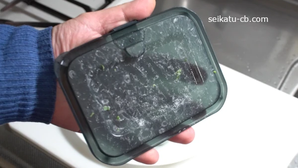 冷凍してふたにこびりついていたねぎをスプーンではがす