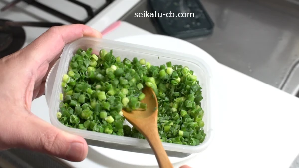 そのまま冷凍して固まった刻みねぎをスプーンでパラパラに