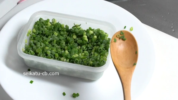 ほぐしたスプーンに冷凍刻みねぎが少しついている