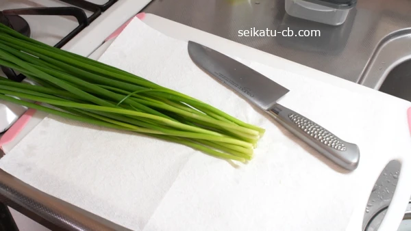 まな板にキッチンペーパーを敷く