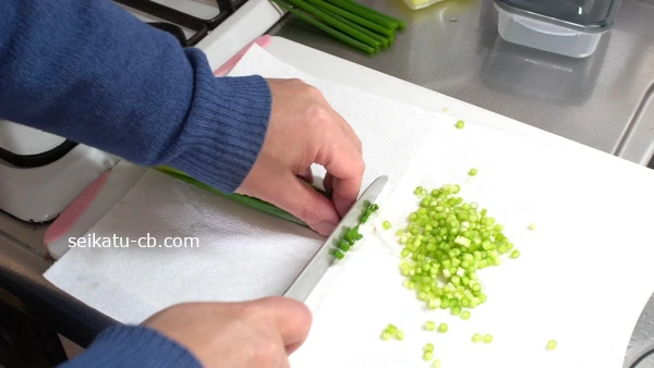 ねぎを小口切りにする