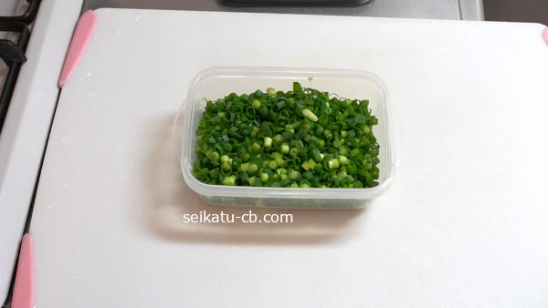 刻んだねぎをパックに入れる