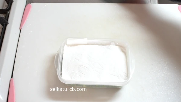 刻んだねぎの上にキッチンペーパーをのせる