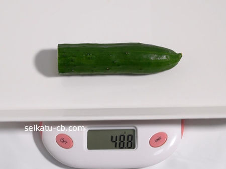 1週間目のキッチンペーパーとラップで包んで保存するカットしたきゅうりの重さは51.1g