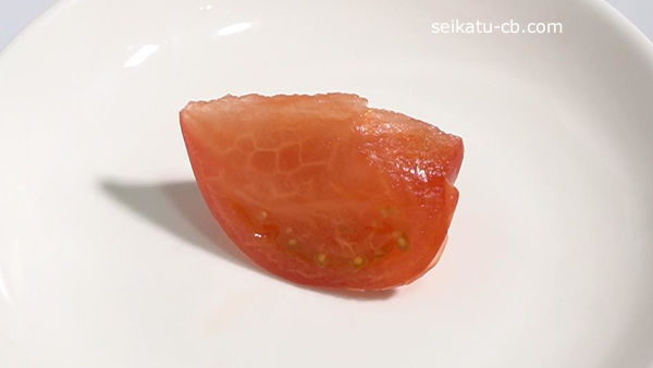 ラップとポリ袋に入れて5日目保存したカットしたトマトをくし切りにしたもの
