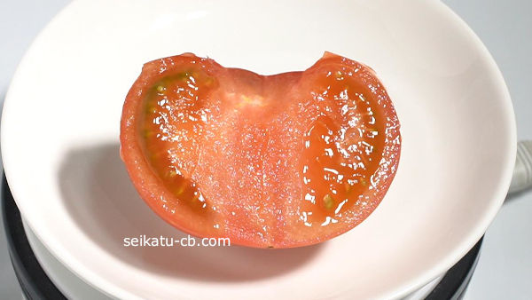 カットしたトマトをポリ袋に入れて野菜室で保存1日目