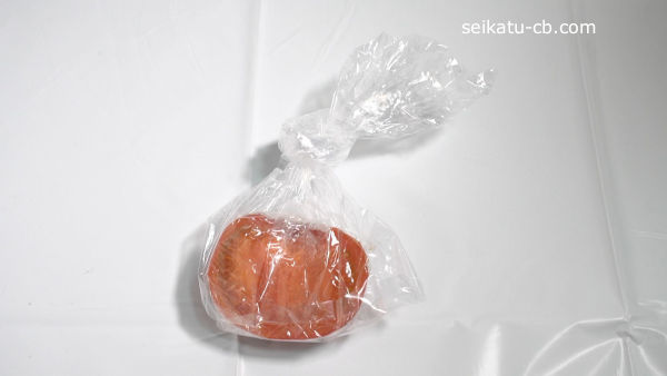 ラップで包んだカットトマトをポリ袋に入れて野菜室で保存