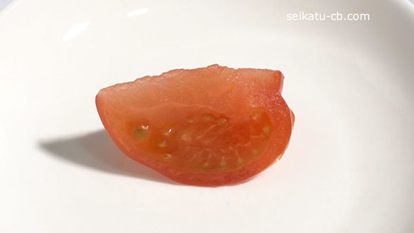 ポリ袋に入れて5日目保存したカットしたトマトをくし切りにしたもの