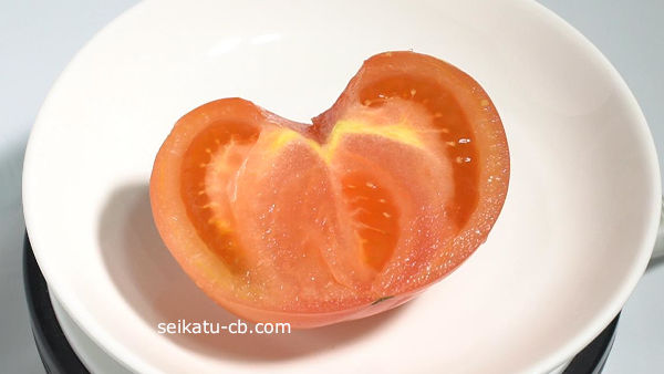 カットしたトマトをそのまま野菜室で保存1日目