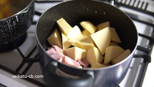 鍋でベーコンと黄かぶを炒める
